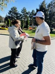 В этот прекрасный октябрьский день пообщались с гражданами на улицах столицы.